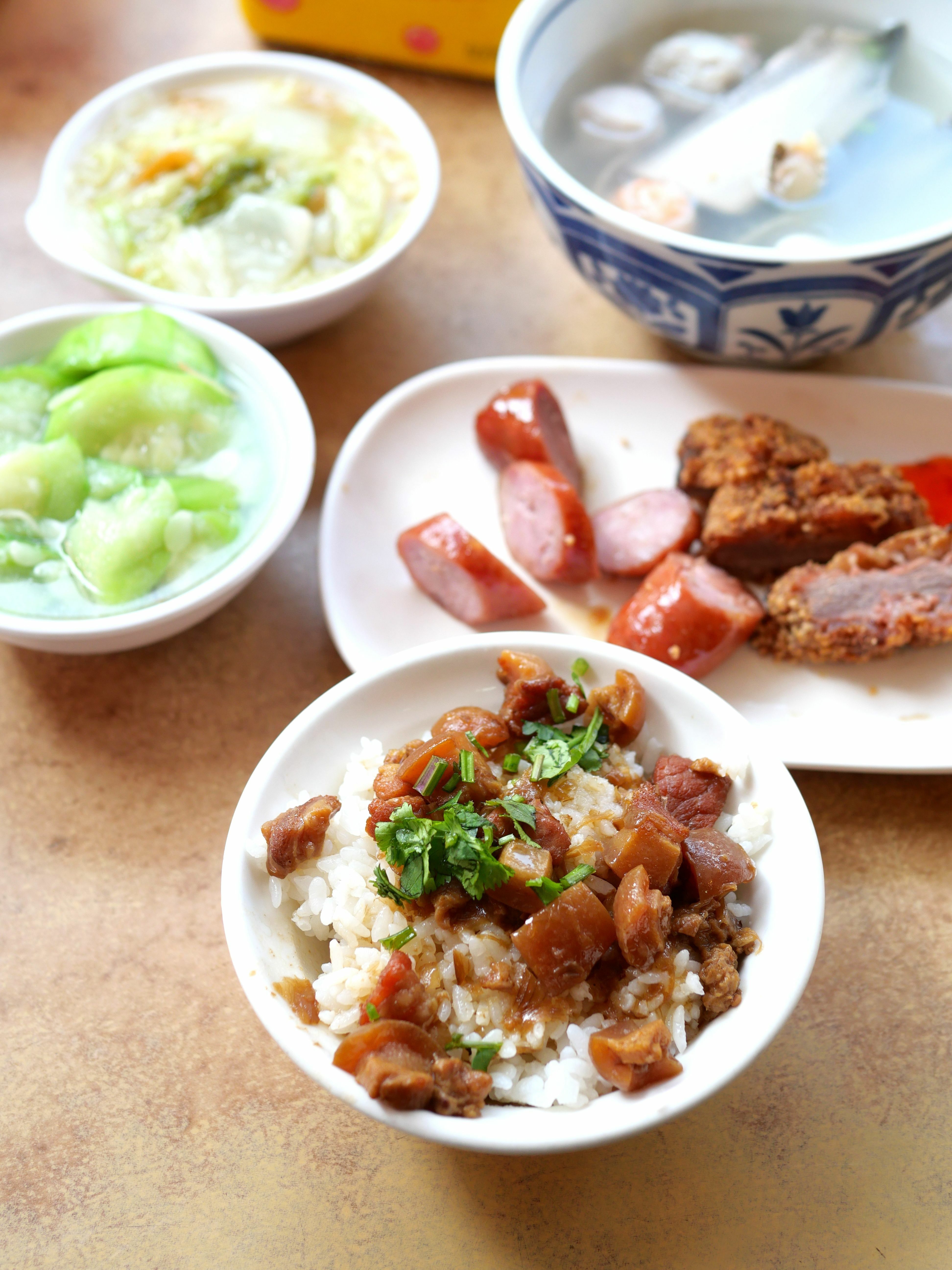 [食記] 台南－2023(春)小吃記錄：福泰飯桌、鳳姐鴨肉飯、裕民街香腸熟肉、泉成點心店、韓式古早味油飯、牛舍牛肉湯